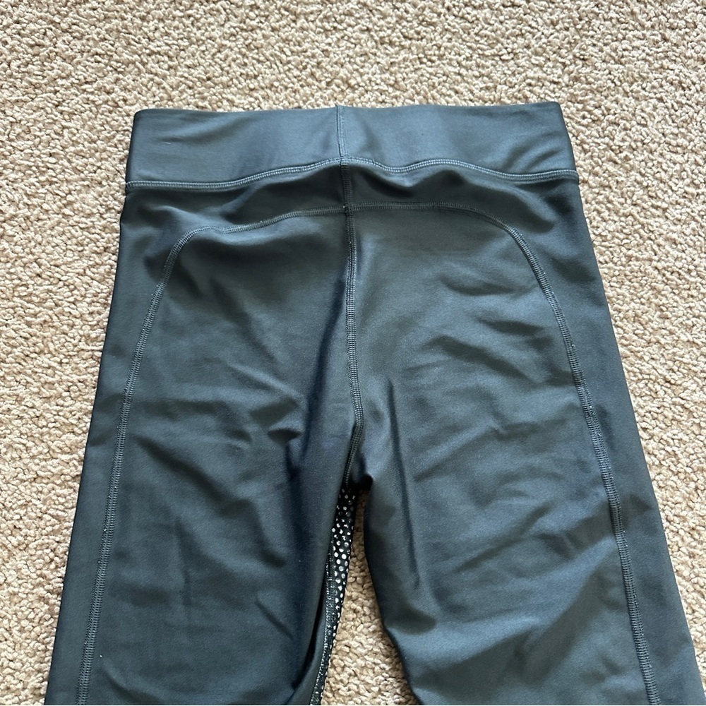 Under Armour Black Gray Print High Waisted 3/4th Compression Tights Capri sz M - Picture 11 of 13